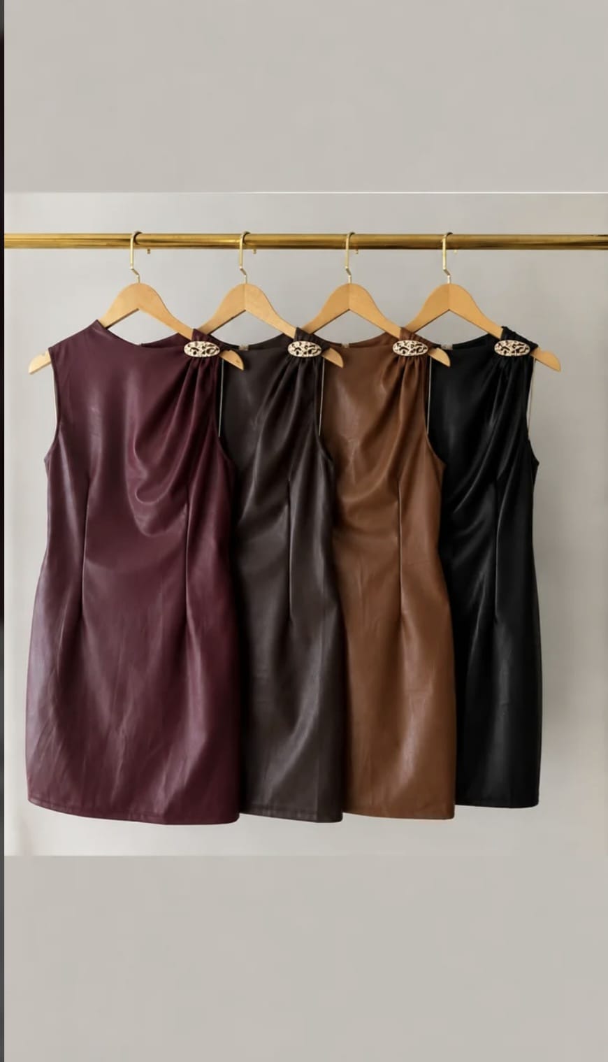 VESTIDO COURO COM FIVELA